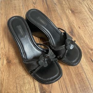 Black flower wedges
